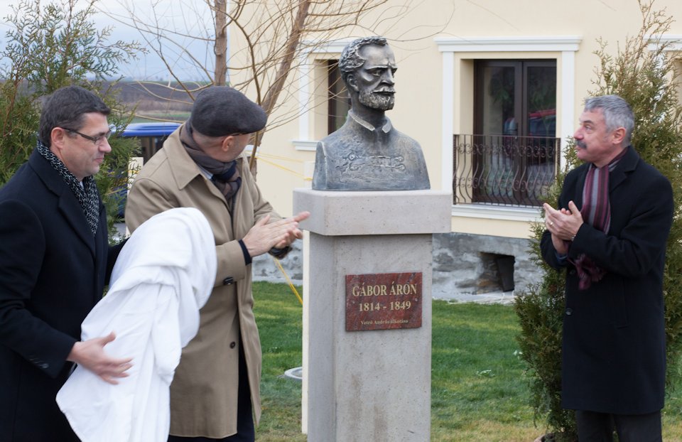 Gábor Áron szobrot avattak