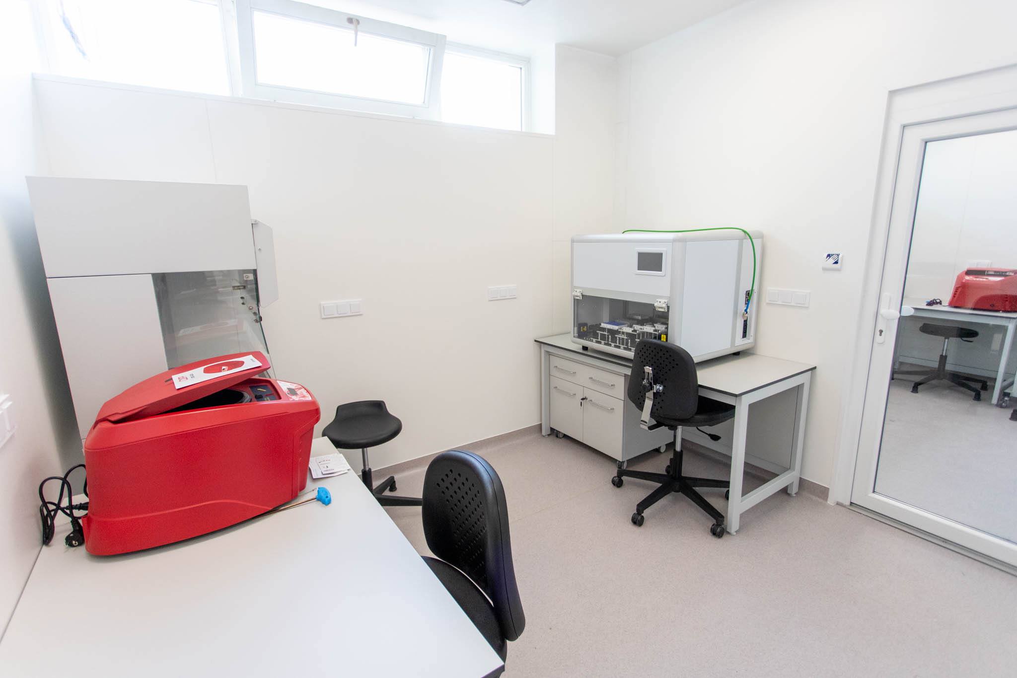 Bővítik a tesztelési lehetőségeket Háromszéken  - Használatba adták a megyei kórház PCR-laboratóriumát